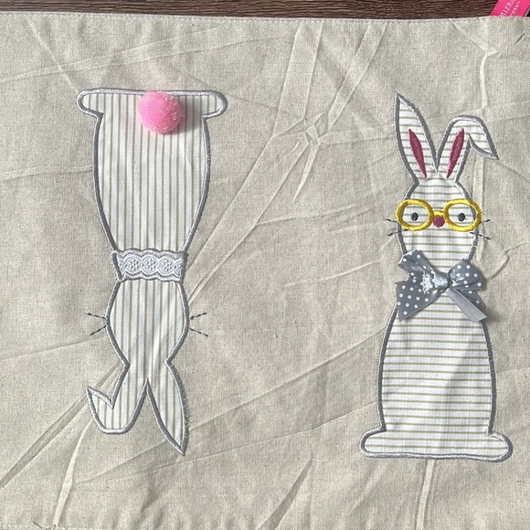 Isaac Mizrahi Table Runner Bunny with Glasses Ruffle Beige - Picture 2 of 8